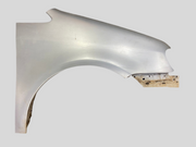 Pravý přední blatník VW Touran 1T stříbrný