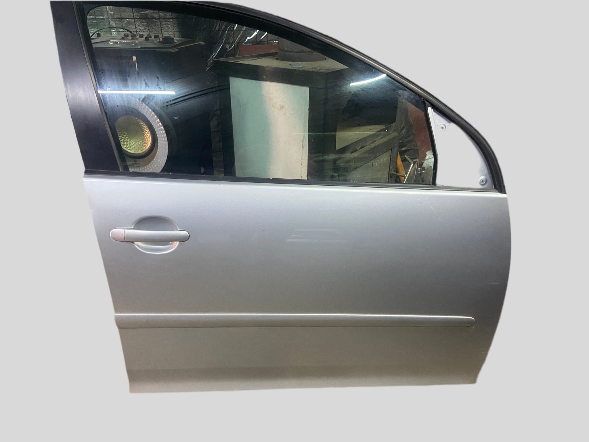 Pravé přední dveře VW GOLF V MK5 stříbrná LA7W