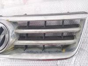 Přední maska se znakem VW Touareg