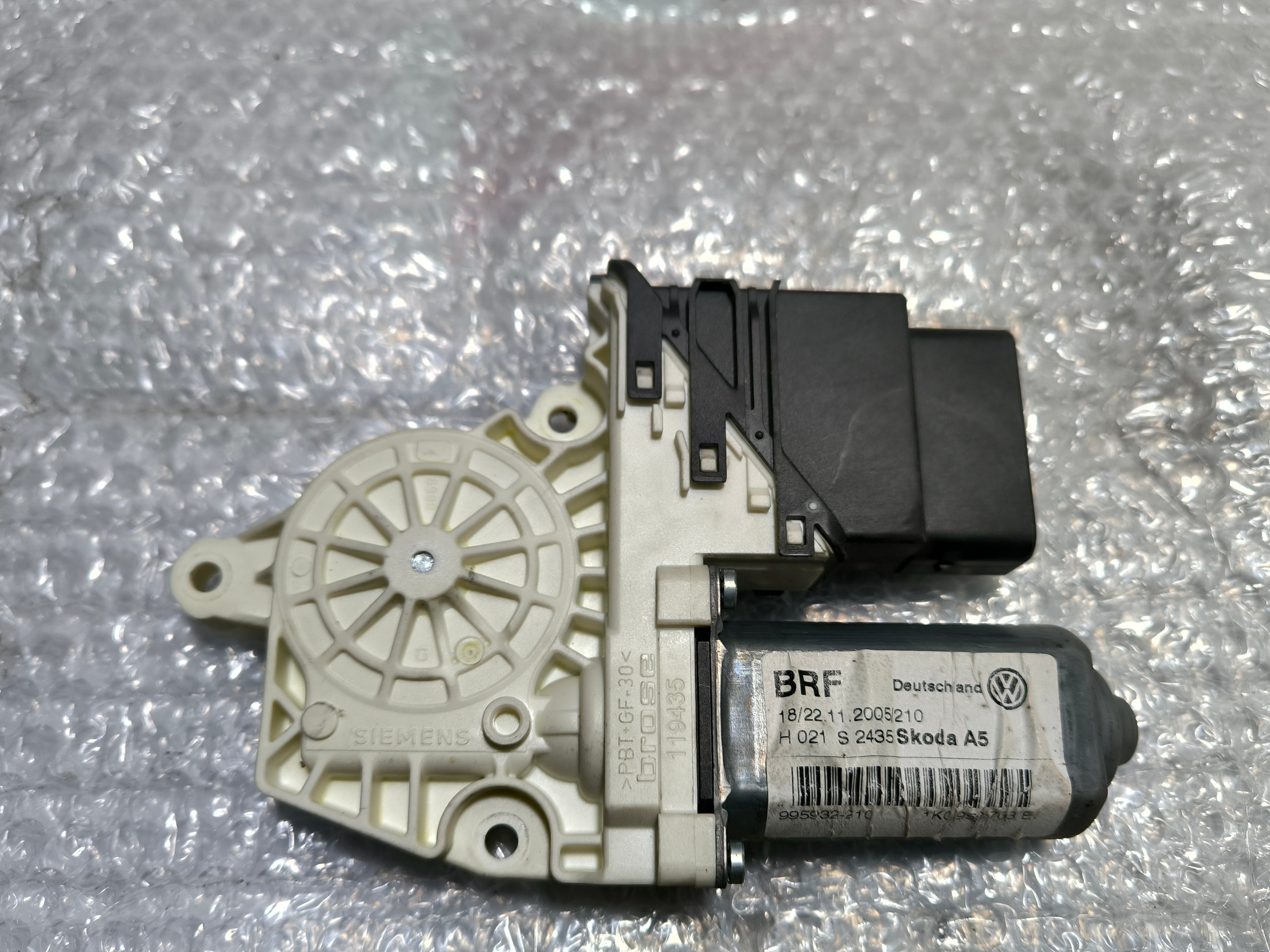 Motorek stahování oken 1K0959703E Škoda Octavia II
