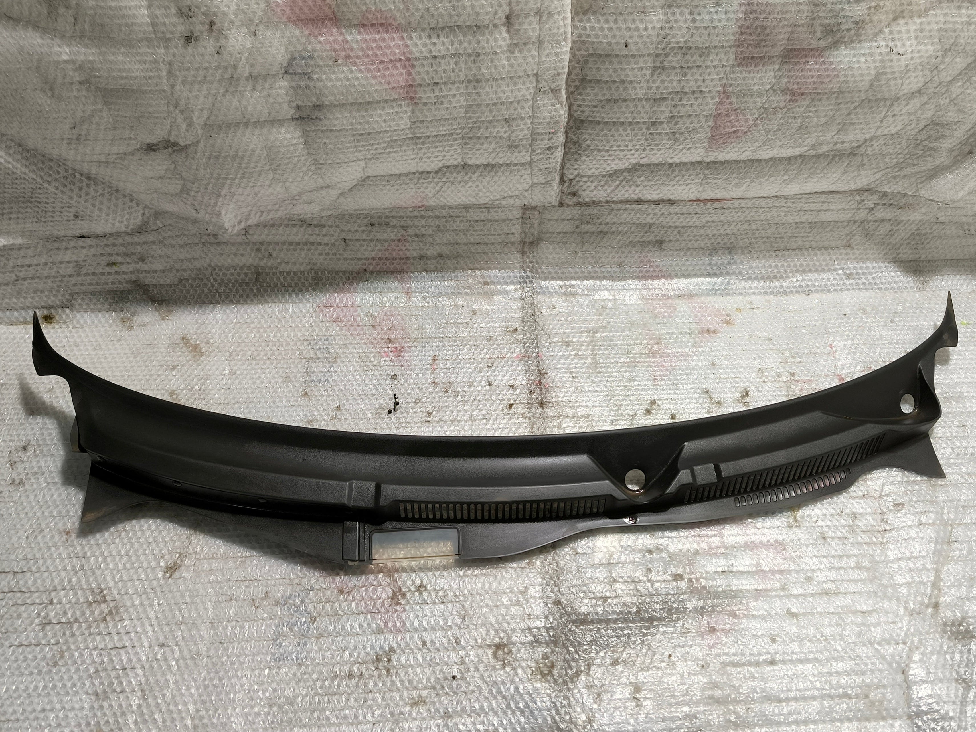 Torpédo plast na kapotu pod okno Vw Golf IV 1997-2003