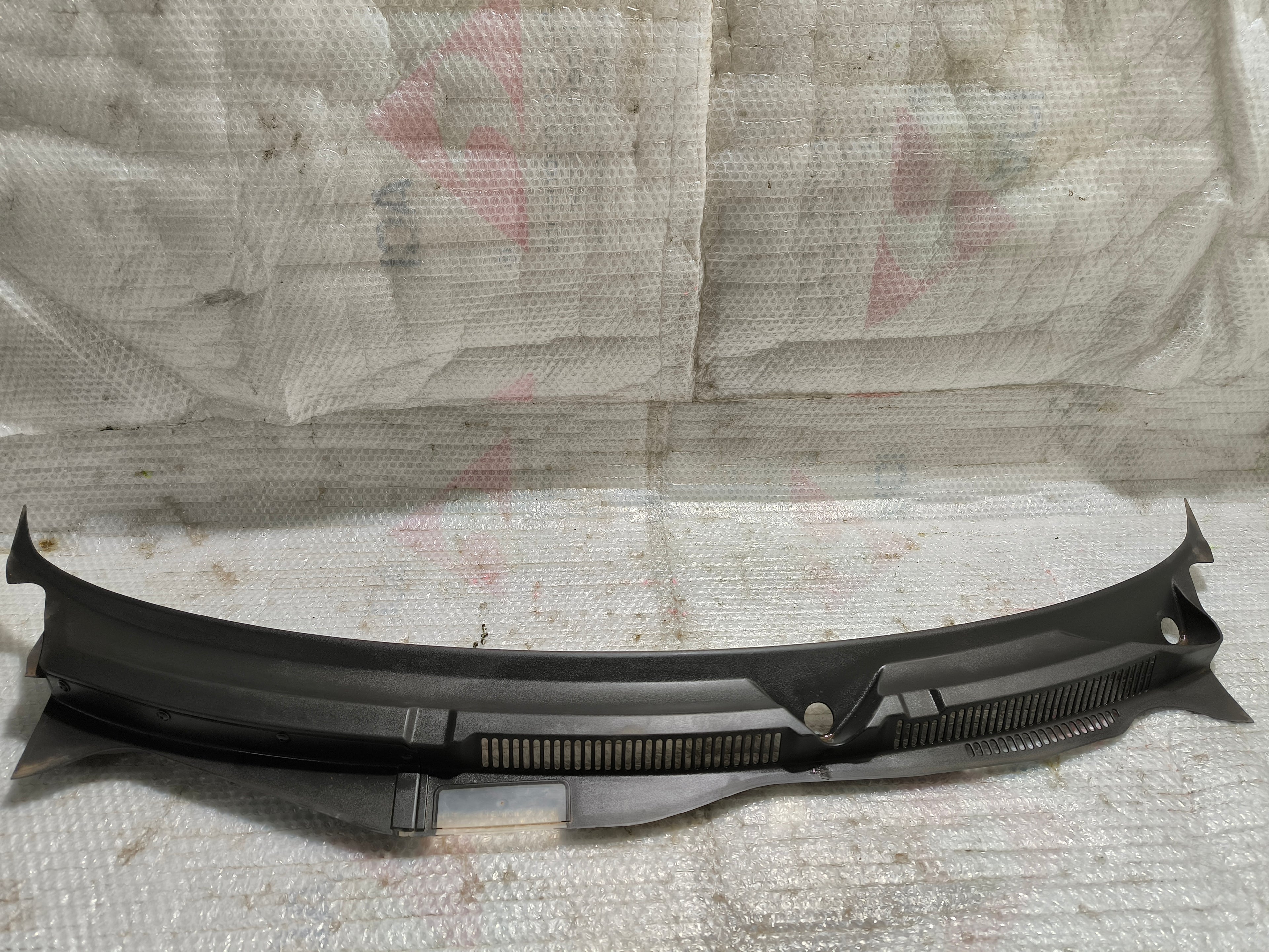 Torpédo plast na kapotu pod okno Vw Golf IV 1997-2003