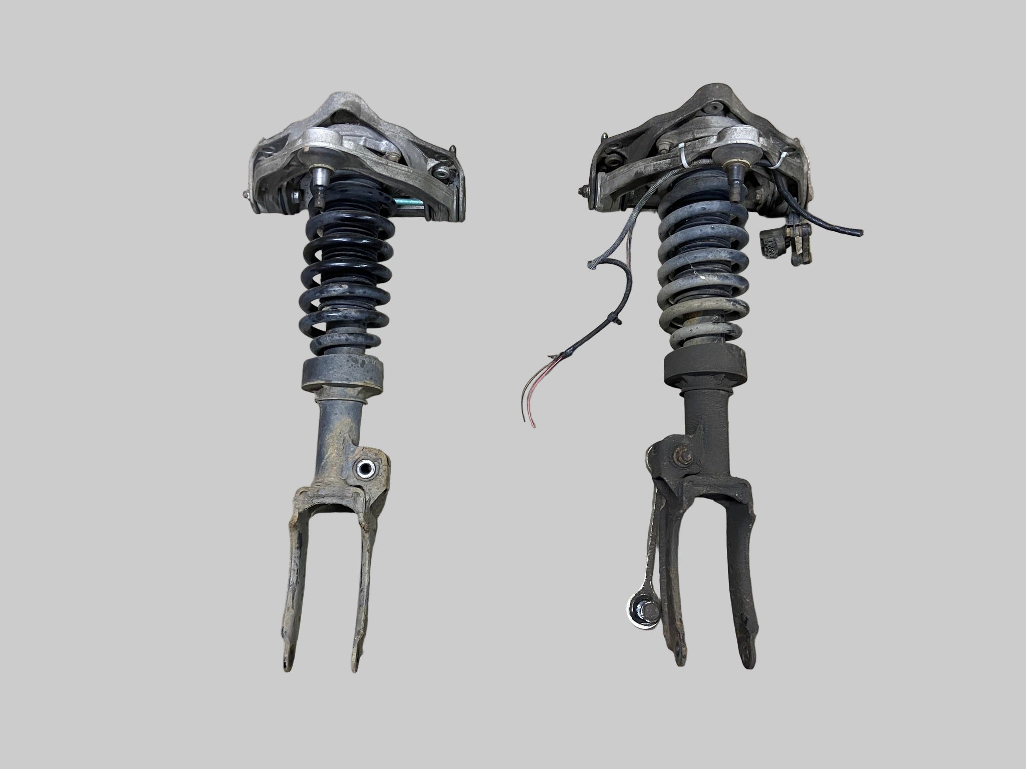 VW TOUAREG - PŘEDNÍ TLUMIČE S PRUŽINOU