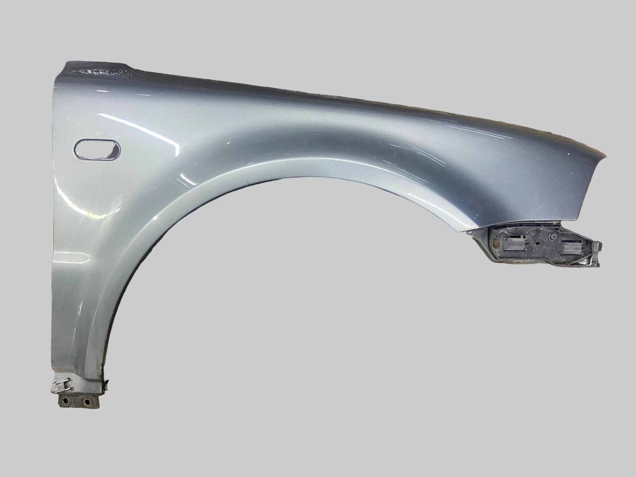 Pravý přední blatník VW Passat B 5,5 bez koroze