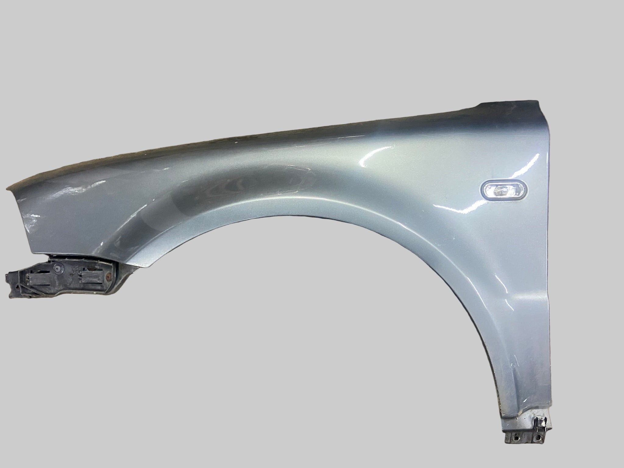 Levý přední blatník VW Passat B 5,5 bez koroze