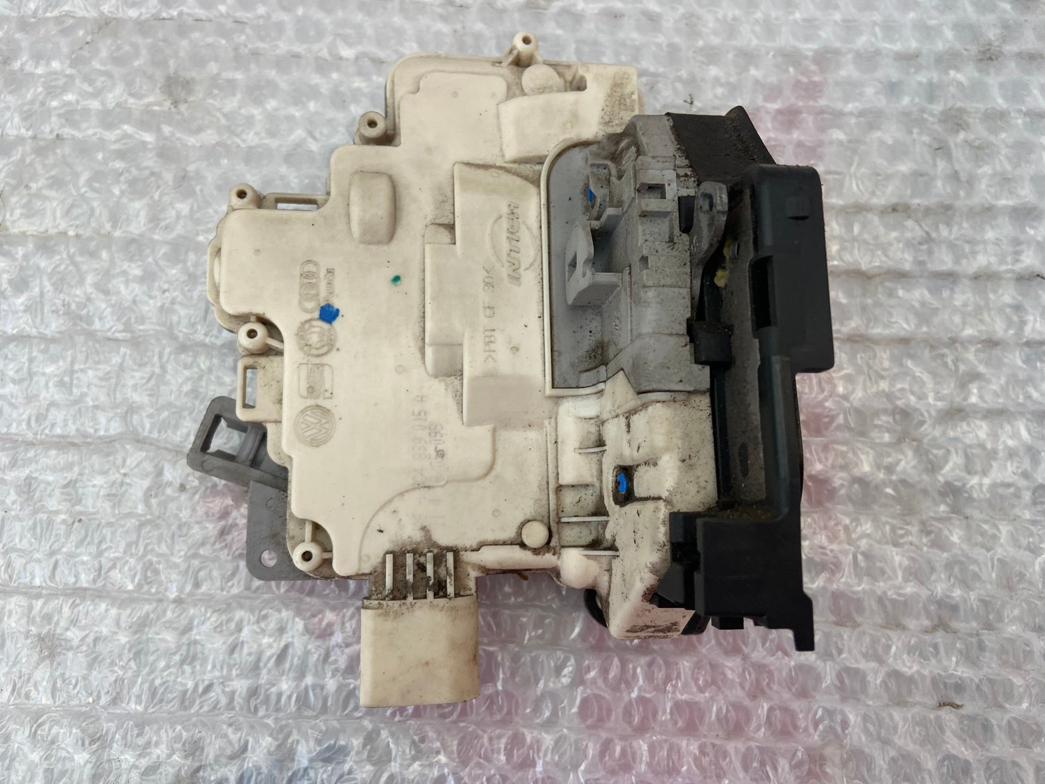 Zámek dveří levý zadní VW Passat B6 3C0 3C4839015A