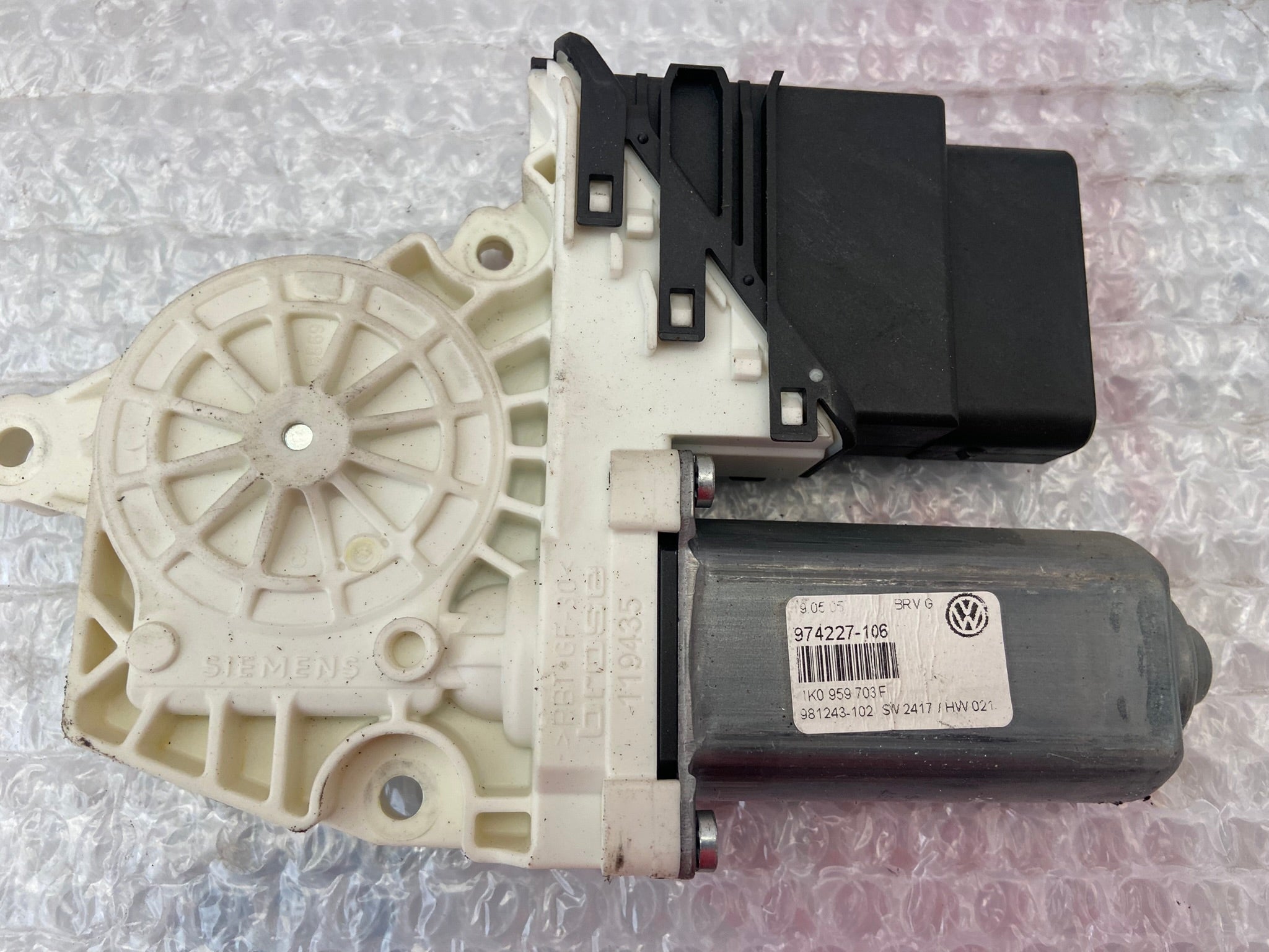 Motor stahovačky zadní levý Passat B6 1K0959703F