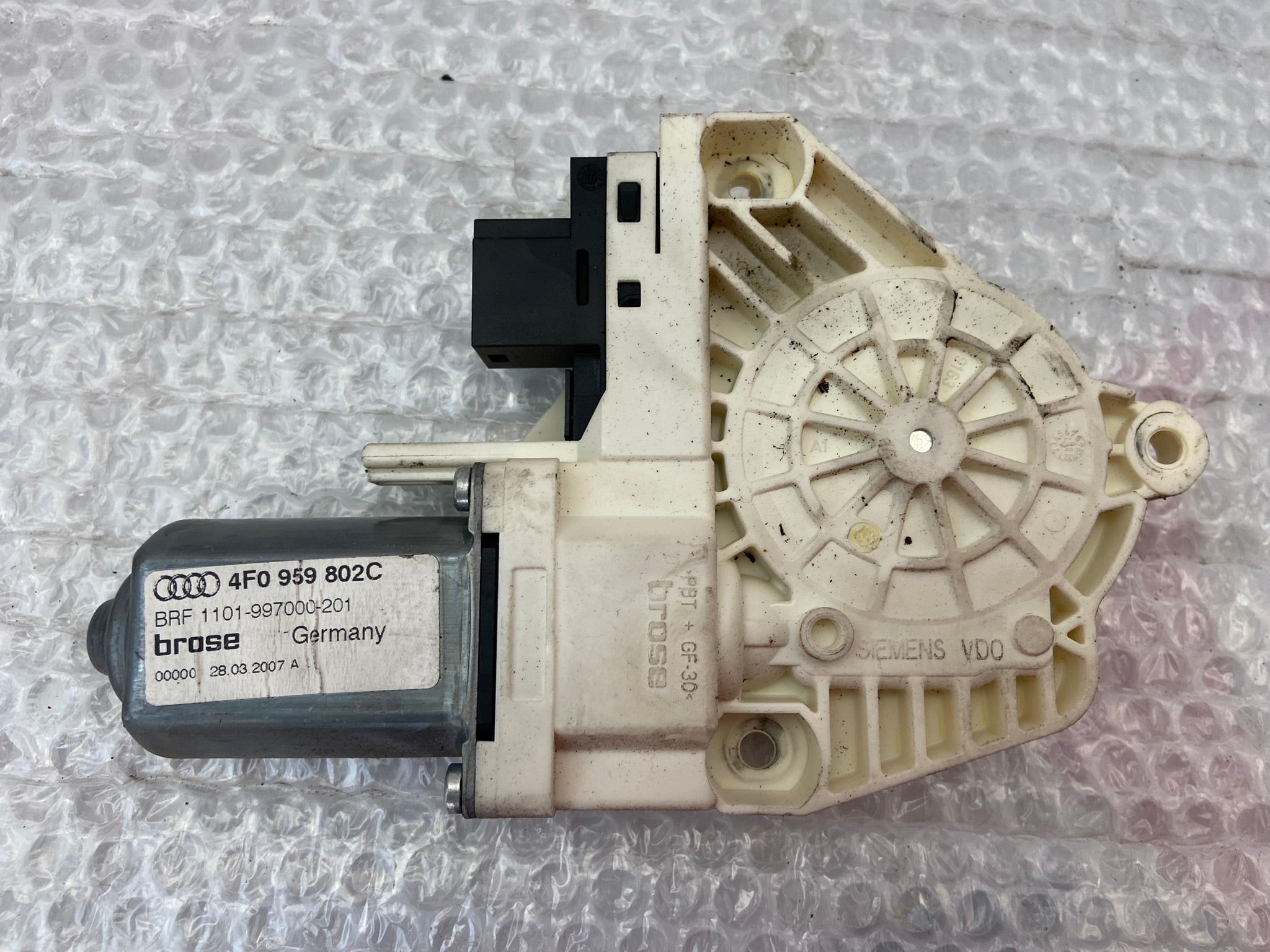 Motor stahovačky pravý zadní Audi A6 4F0959802C