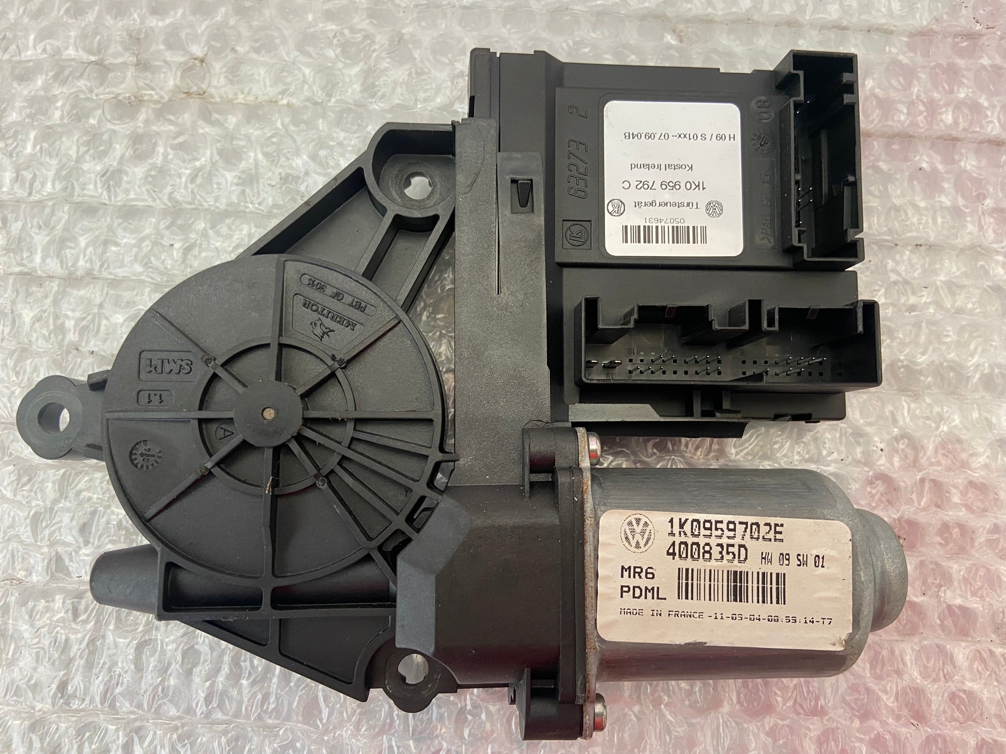 Motor stahování oken přední pravý 1K0959792C