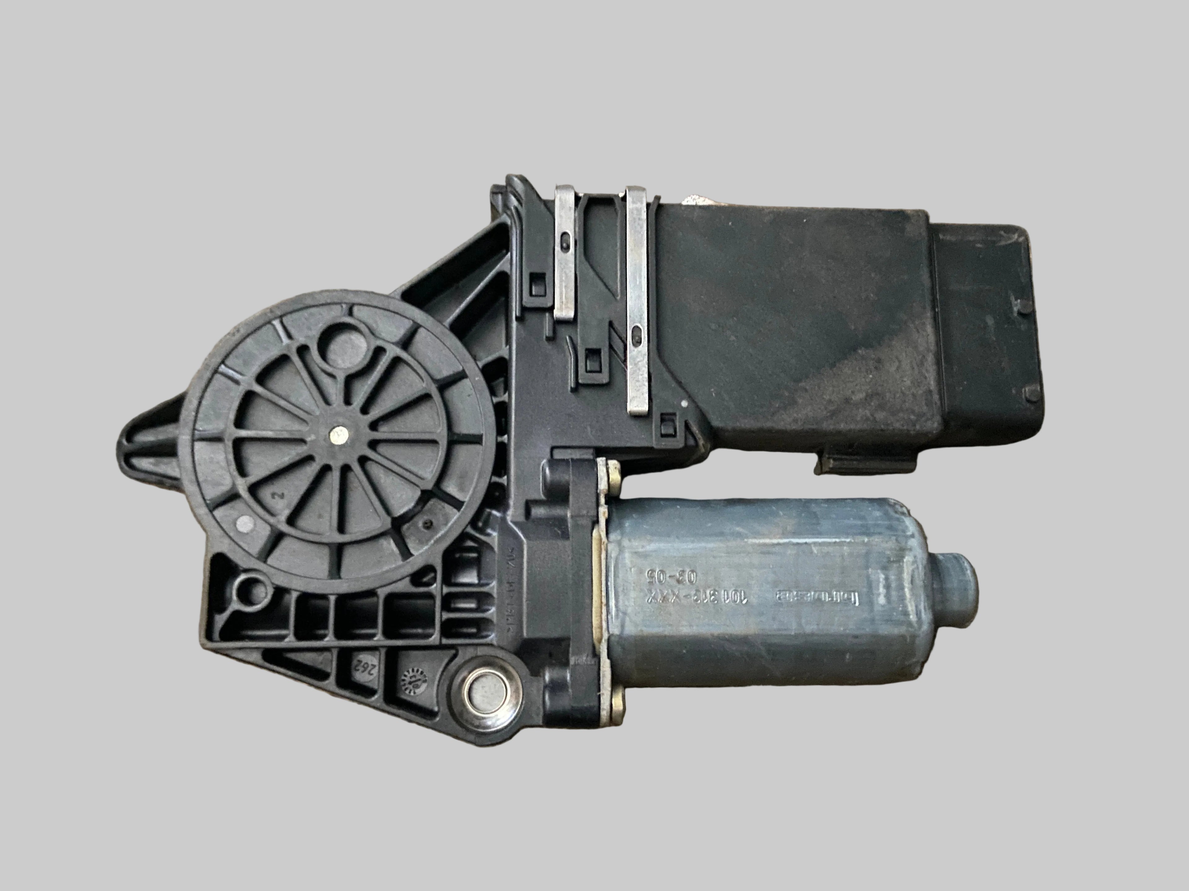 Levá přední stahovačka s motorkem Octavia 1 104411302