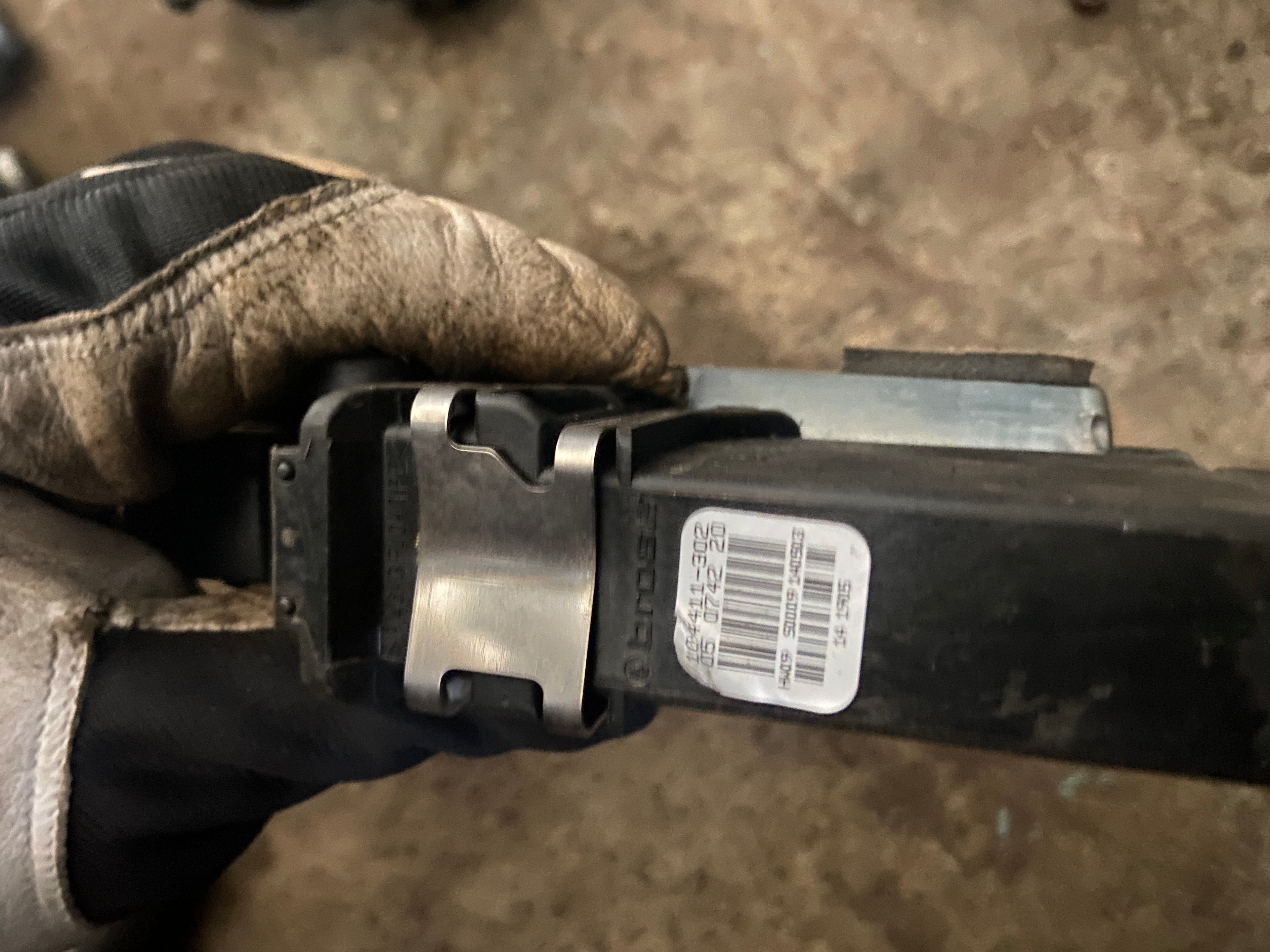 Levá přední stahovačka s motorkem Octavia 1 104411302