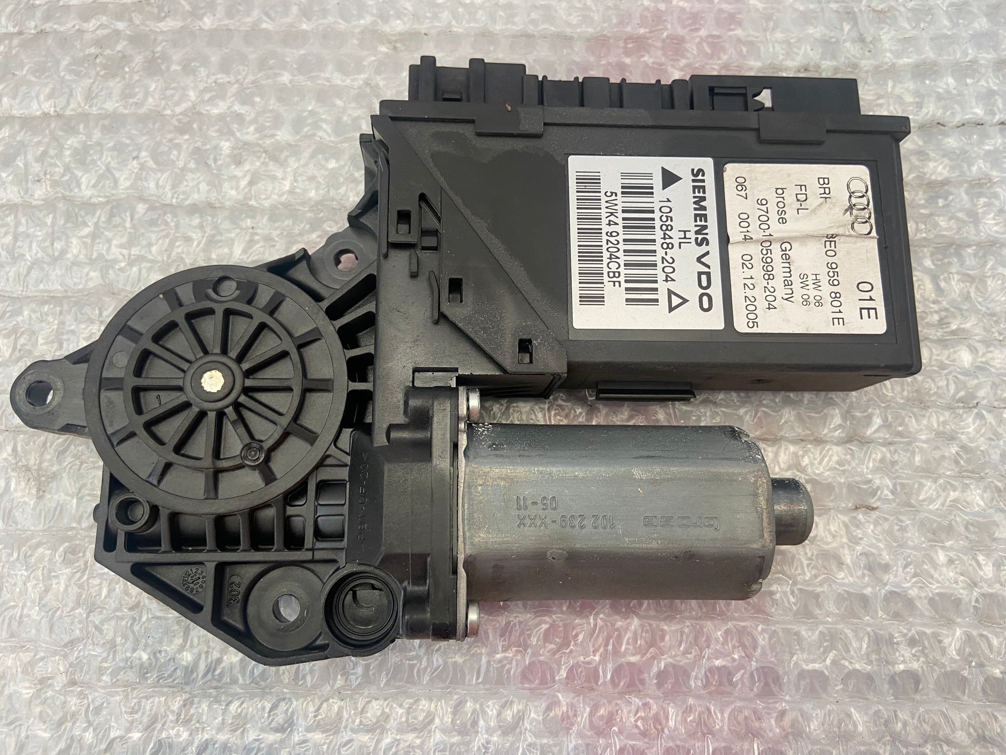 Motorek stahovačky levý zadní Audi A4 8E0959801E