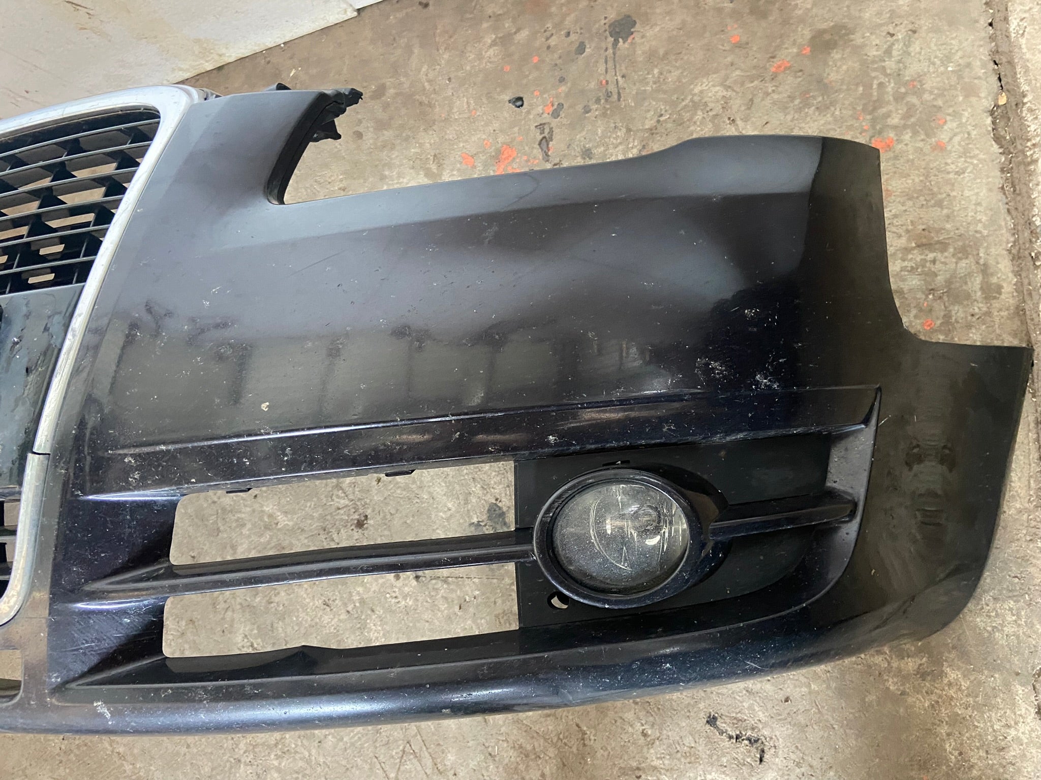 Přední nárazník Audi A4 B7 s maskou černý