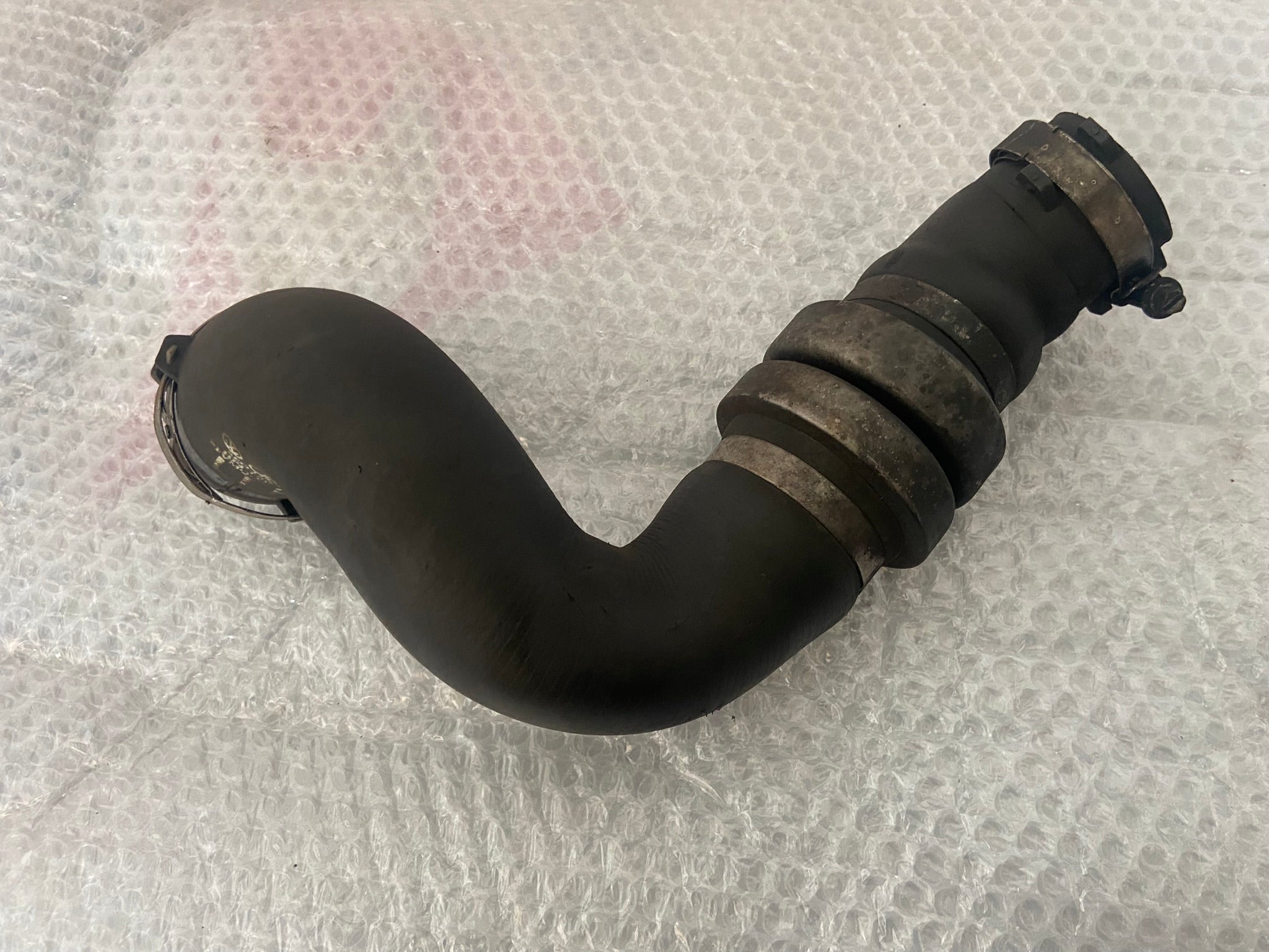 Tlaková hadice TURBO AUDI A4 B7 2.0 TDI 8E0145790N
