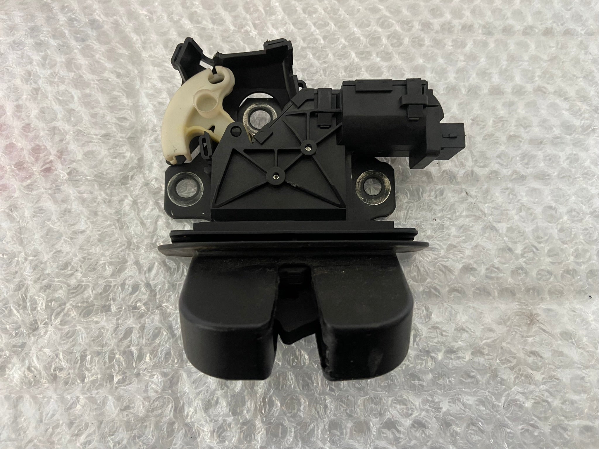 Zámek kufrových dveří 8E9827520A Audi A4 B7 avant