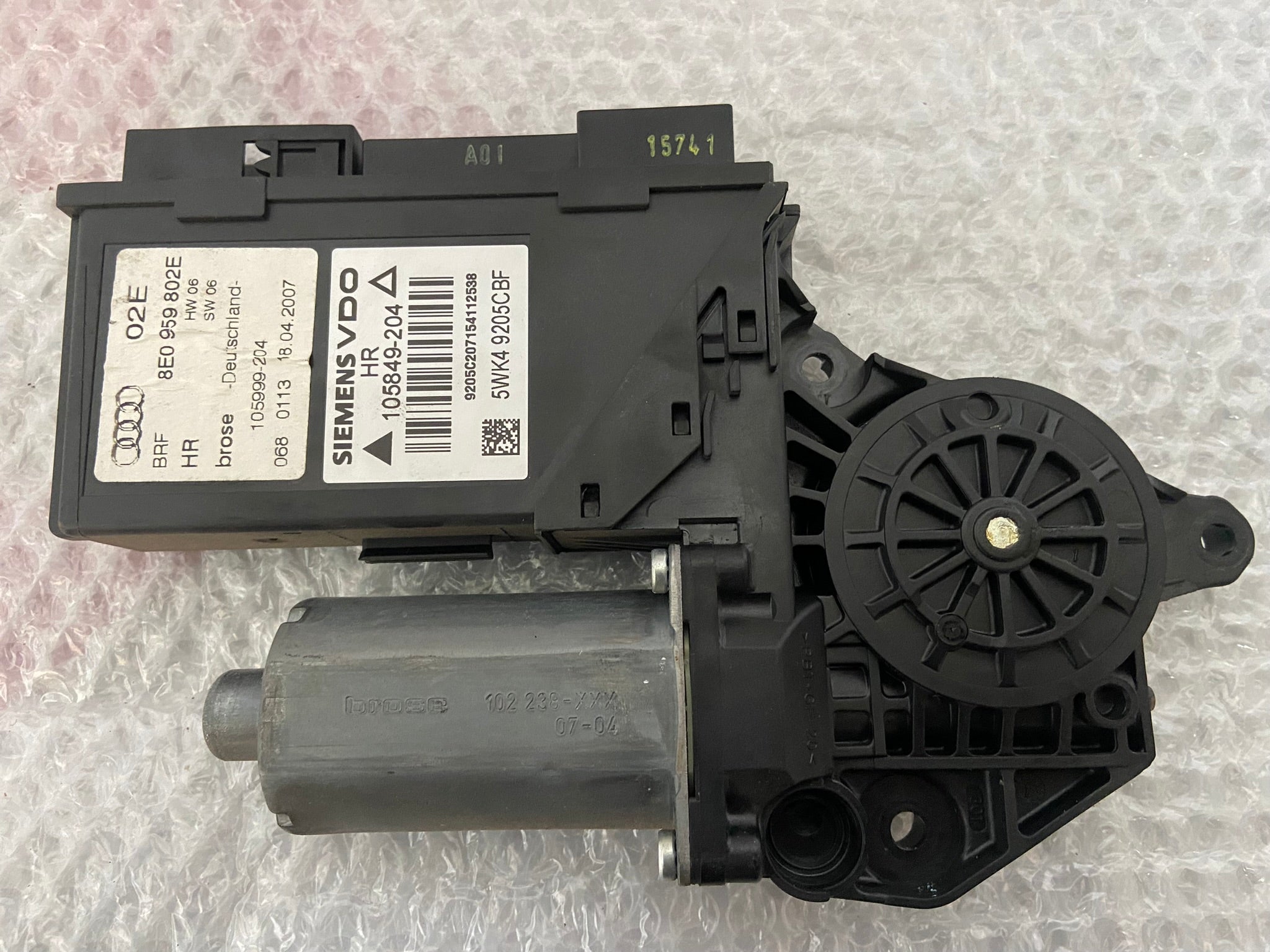 Motorek stahovačky pravý zadní 8E0959802E Audi A4