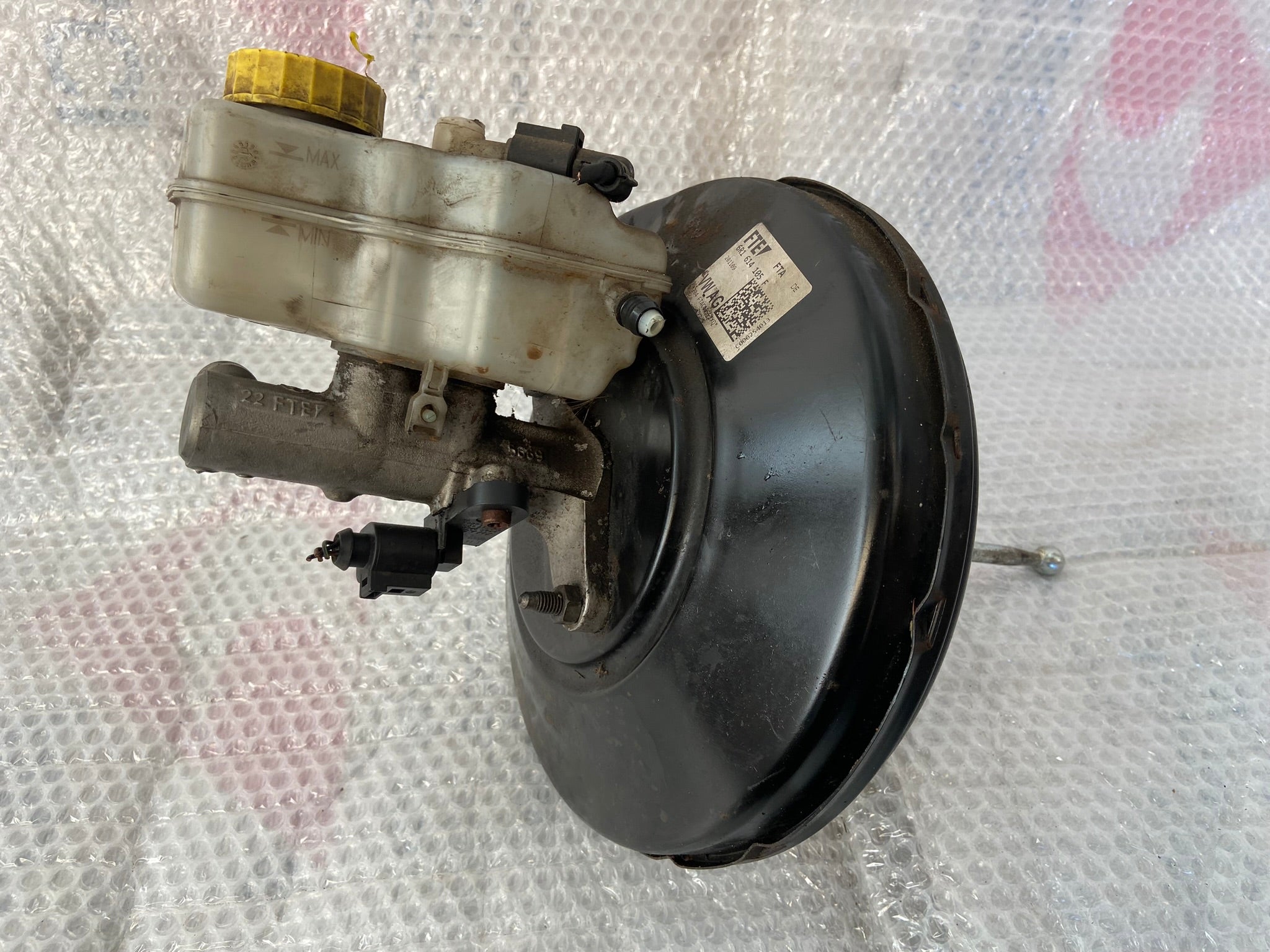 Posilovač brzd 6R1614105F včetně pumpy Škoda Fabia