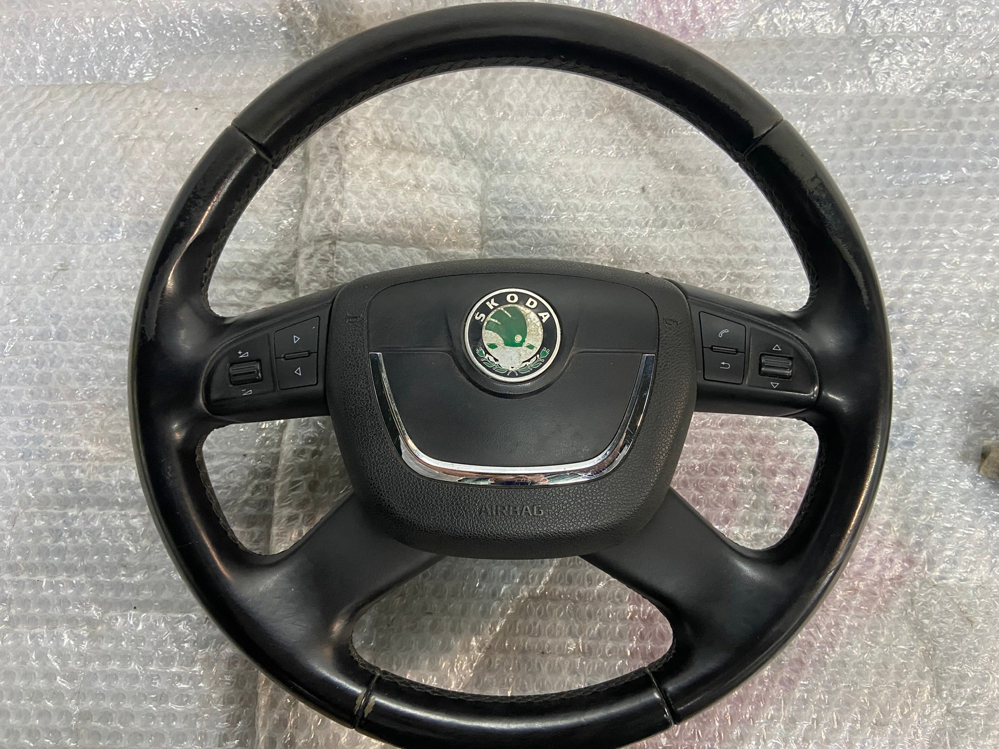 Čtyřramenný multifunkční volant Škoda Superb II