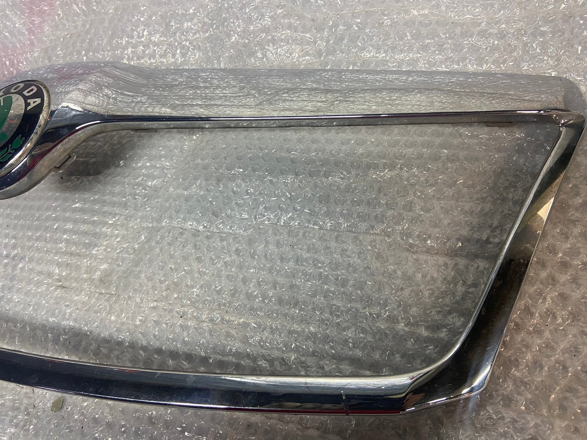 Chromový rámeček masky kapoty Octavia II FACELIFT