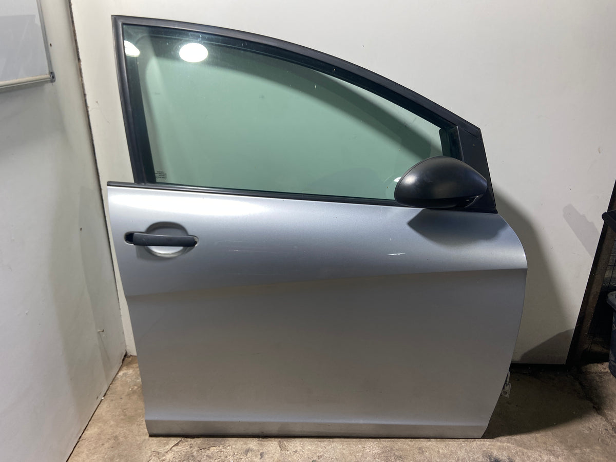 Pravé přední dveře Seat Altea 5P stříbrné LS7Y