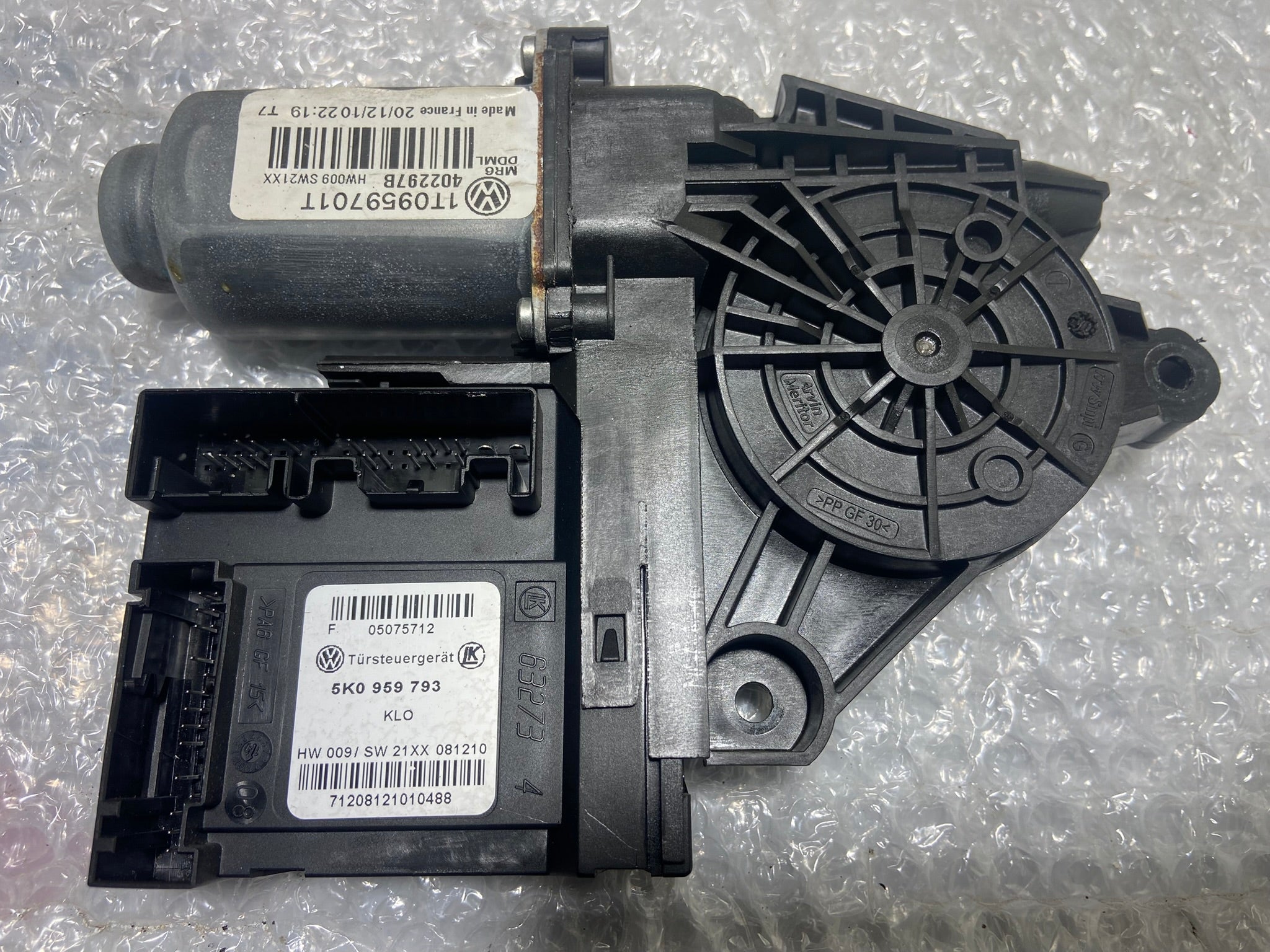 Motor stahování oken přední 1T0959701T 5K0959793