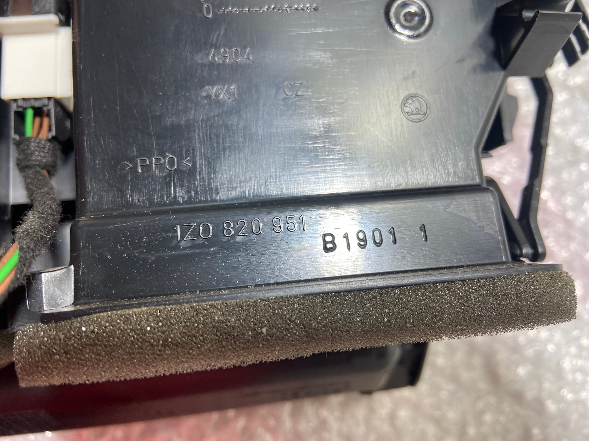 Průduchy ventilace + přihrádka Škoda Octavia II 2 1Z0820951